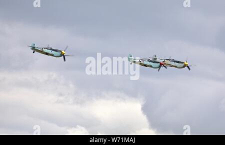 3 Hispano Buchon's 'G-AWHM,G-creds et G-AWHK' volant en formation à l'Flying Legends Airshow le 14 juillet 2019 Banque D'Images