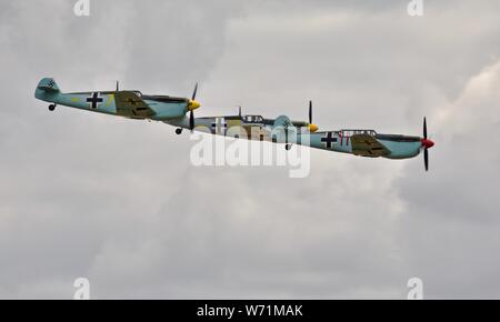 3 Hispano Buchon's 'G-AWHM,G-creds et G-AWHK' volant en formation à l'Flying Legends Airshow le 14 juillet 2019 Banque D'Images