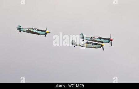 3 Hispano Buchon's 'G-AWHM,G-creds et G-AWHK' volant en formation à l'Flying Legends Airshow le 14 juillet 2019 Banque D'Images