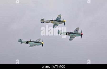 3 Hispano Buchon's 'G-AWHM,G-creds et G-AWHK' volant en formation à l'Flying Legends Airshow le 14 juillet 2019 Banque D'Images