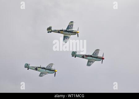 3 Hispano Buchon's 'G-AWHM,G-creds et G-AWHK' volant en formation à l'Flying Legends Airshow le 14 juillet 2019 Banque D'Images