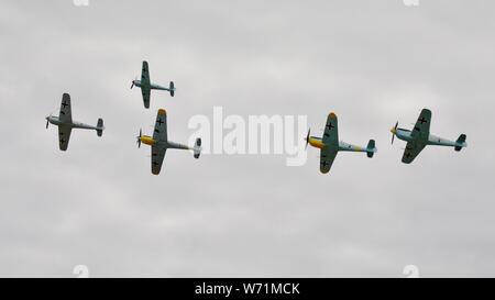 Cinq Hispano HA-1112-M1G/M4L Buchóns volant en formation à l'Airshow Flying Legends 2019 Banque D'Images