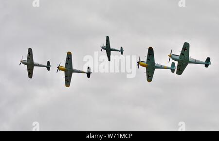 Cinq Hispano HA-1112-M1G/M4L Buchóns volant en formation à l'Airshow Flying Legends 2019 Banque D'Images