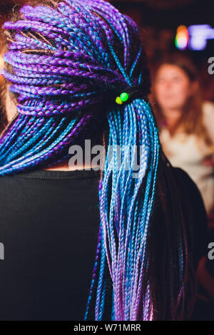 Dreadlocks tresses africaines sur fond blanc tisse un maître dans le salon de coiffure, d'un close-ups sont tressés en tresses dreadlocks copy space Banque D'Images