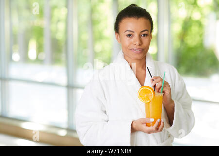 Taille portrait of Beautiful woman wearing bathrobe relaxing in SPA et cocktail, copy space Banque D'Images
