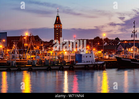 Panorama de Wladyslawowo dans la nuit. Tour d'observation de soi-disant Maison de pêcheur dans la ville de Wladyslawowo, en voïvodie de Pologne, Europe Banque D'Images