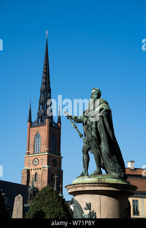 Église Riddarholm, la seule église monastique médiéval de Stockholm. Bâtiment en brique rouge franciscaine. Gustav Vasa et statue. Banque D'Images