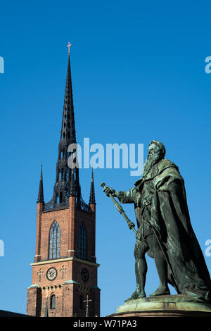 Église Riddarholm, la seule église monastique médiéval de Stockholm. Bâtiment en brique rouge franciscaine. Gustav Vasa et statue. Banque D'Images