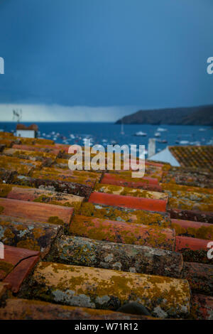 De sombres nuages d'une tempête d'été sur la baie de Cadaqués, Catalogne, Espagne. Banque D'Images