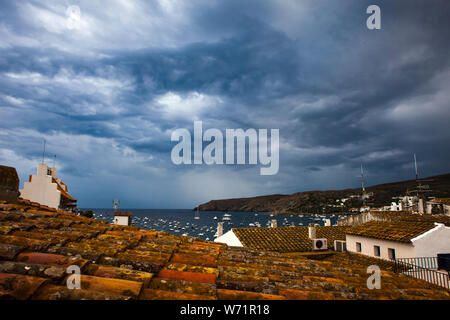 De sombres nuages d'une tempête d'été sur la baie de Cadaqués, Catalogne, Espagne. Banque D'Images