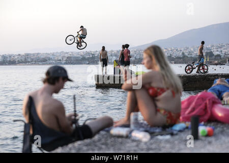 Athènes, Grèce. 3e août 2019. Les gens regardent en tant que cycliste saute dans la mer avec son vélo pendant la journée BMX Water Jump 2019 événement à plage de Kavouri à Athènes, Grèce le 3 août 2019. Le Lefteris Crédit : Partsalis/Xinhua Banque D'Images