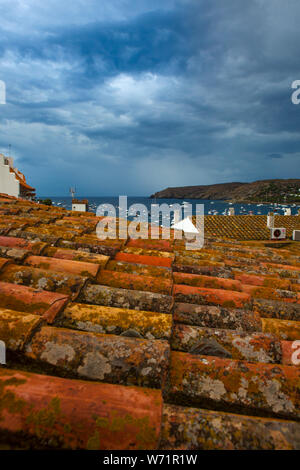 De sombres nuages d'une tempête d'été sur la baie de Cadaqués, Catalogne, Espagne. Banque D'Images