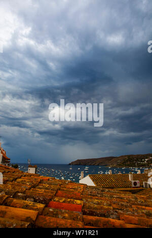 De sombres nuages d'une tempête d'été sur la baie de Cadaqués, Catalogne, Espagne. Banque D'Images