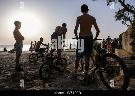 Athènes, Grèce. 3e août 2019. Les cyclistes se préparer à sauter dans la mer avec leurs vélos pendant le Water Jump BMX 2019 Journée événement à plage de Kavouri à Athènes, Grèce le 3 août 2019. Le Lefteris Crédit : Partsalis/Xinhua Banque D'Images