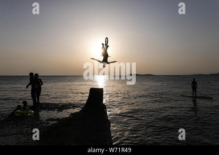 Athènes, Grèce. 3e août 2019. Un cycliste passe dans la mer avec son vélo pendant la journée BMX Water Jump 2019 événement à plage de Kavouri à Athènes, Grèce le 3 août 2019. Le Lefteris Crédit : Partsalis/Xinhua Banque D'Images
