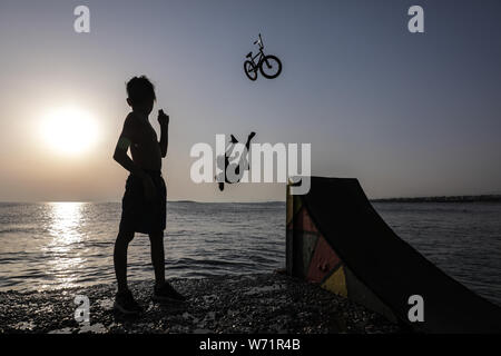 Athènes, Grèce. 3e août 2019. Un cycliste passe dans la mer avec son vélo pendant la journée BMX Water Jump 2019 événement à plage de Kavouri à Athènes, Grèce le 3 août 2019. Le Lefteris Crédit : Partsalis/Xinhua Banque D'Images