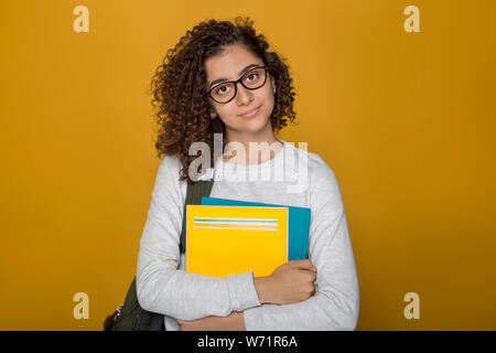 Portrait d'une belle étudiante fille indienne avec un sac à dos et des lunettes. Jeune femme musulmane. Banque D'Images