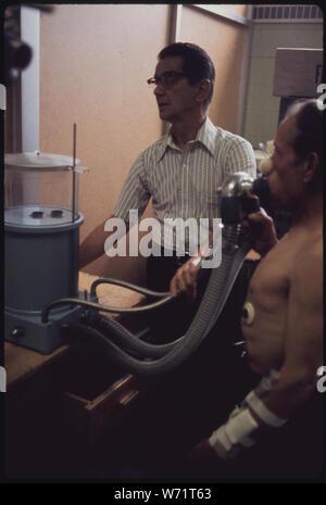 Un TECHNICIEN DU LABORATOIRE DANS LE POUMON NOIR APPALACHIAN REGIONAL HOSPITAL À BECKLEY, WEST VIRGINIA, surveille un mineur dont la capacité pulmonaire est à l'essai. Des échantillons de sang sont également prises et son rythme cardiaque est surveillée EN MARCHANT SUR UN TAPIS ROULANT CES ET D'AUTRES MÉTHODES D'ESSAI CONNUS SONT UTILISÉS POUR DÉTERMINER SI LES PARTICULES DE POUSSIÈRE DE CHARBON, les mineurs ont dans leurs poumons qui provoquent un essoufflement progressif Banque D'Images