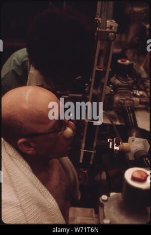 Un TECHNICIEN DU LABORATOIRE DANS LE POUMON NOIR APPALACHIAN REGIONAL HOSPITAL À BECKLEY, WEST VIRGINIA, surveille un mineur dont la capacité pulmonaire est à l'essai. Des échantillons de sang sont également prises et leur rythme cardiaque est surveillée en marchant sur un tapis roulant. Ces ET D'AUTRES MÉTHODES D'ESSAI CONNUS SONT UTILISÉS POUR DÉTERMINER SI LES PARTICULES DE POUSSIÈRE DE CHARBON, les mineurs ont dans leurs poumons qui provoquent un essoufflement progressif Banque D'Images