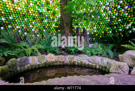 Le flacon en verre folie à Westonbury Water Gardens, près de Pembridge, Herefordshire Banque D'Images