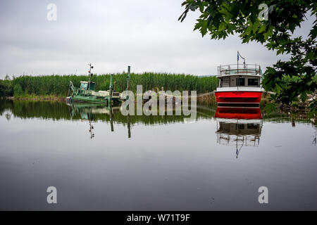 IOANNINA, GRÈCE - juin 6, 2019 - petite croisière touristique blanc et rouge et vert les bateaux de pêche sur le lac Pamvotis moore près de la belle petite de grec Banque D'Images