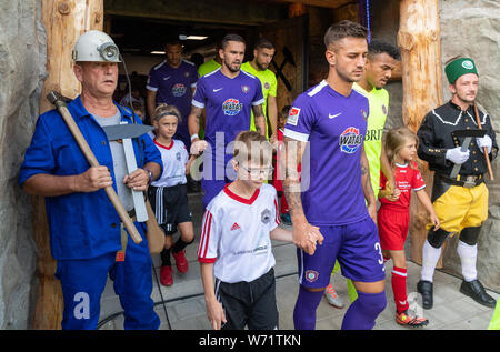 Aue, l'Allemagne. Le 04 août, 2019. Soccer : 2ème Bundesliga, Erzgebirge Aue --SV Wiesbaden, 2e journée, dans le Sparkassen-Erzgebirgsstadion. Les mineurs sont à côté du tunnel des joueurs quand les équipes arrivent. Crédit : Robert Michael/dpa-Zentralbild/DPA - NOTE IMPORTANTE : en conformité avec les exigences de la DFL Deutsche Fußball Liga ou la DFB Deutscher Fußball-Bund, il est interdit d'utiliser ou avoir utilisé des photographies prises dans le stade et/ou la correspondance dans la séquence sous forme d'images et/ou vidéo-comme des séquences de photos./dpa/Alamy Live News Banque D'Images