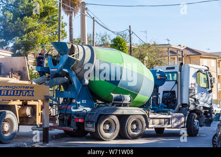 Une bétonnière voiture dans un site de construction Banque D'Images