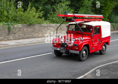 1961 60s rouge Austin Gypsy Fire Engine en route vers Lytham Hall classique vintage collection transport festival des véhicules spectacle. Le Festival of transport présentera une gamme variée de véhicules classiques, vintage et de prestige des années 60. Banque D'Images