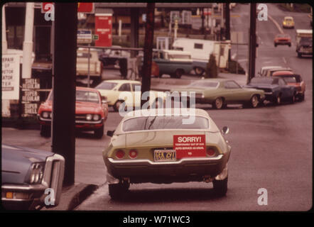 Après des HEURES DANS UNE LIGNE D'ESSENCE QU'UN CONDUCTEUR PEUT ARRIVER À LA POMPE ET DÉCOUVRIR QUE LA VOITURE DEVANT LUI A ÉTÉ LE DERNIER À OBTENIR DU CARBURANT. Pour de nombreuses stations, comme ici celui de Portland, A COMMENCÉ À UTILISER UN SIGNE DÉSOLÉ SUR LE DERNIER WAGON D'OBTENIR DU GAZ Banque D'Images