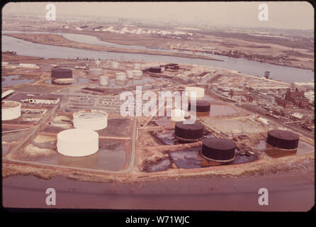 AMERICAN CYANIMID BP ET RÉSERVOIRS DE STOCKAGE SUR LE CÔTÉ DU NEW JERSEY DE L'ARTHUR KILL, AVEC DES RÉSERVOIRS DE PÉTROLE DU GOLFE À STATEN ISLAND EN ARRIÈRE-PLAN Banque D'Images