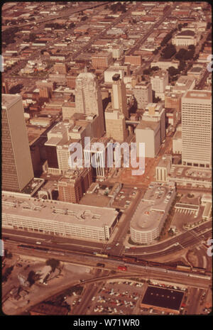 Une vue aérienne de la LONE STAR COMME IL FAIT SON CHEMIN DANS LE CENTRE-VILLE D'OKLAHOMA CITY EN ROUTE DE CHICAGO À HOUSTON, Texas AMTRAK S'EFFORCE D'INVERSER LA TENDANCE À LA BAISSE DU TRANSPORT FERROVIAIRE VOYAGEURS ENTRE LA FIN DE LA SECONDE GUERRE MONDIALE ET LE DÉBUT DES ANNÉES 1970. Système informatisé de renseignements à l'échelle nationale et les systèmes de billetterie SONT PARMI LES INNOVATIONS EN COURS D'UTILISATION Banque D'Images