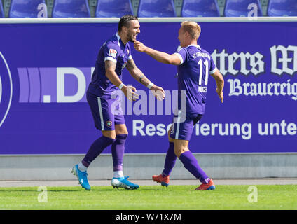 Aue, l'Allemagne. Le 04 août, 2019. Soccer : 2ème Bundesliga, Erzgebirge Aue --SV Wiesbaden, 2e journée, dans le Sparkassen-Erzgebirgsstadion. Uae Florian Krüger (r) se réjouit après son but à 1-0 avec Pascal Testroet. Crédit : Robert Michael/dpa-Zentralbild/DPA - NOTE IMPORTANTE : en conformité avec les exigences de la DFL Deutsche Fußball Liga ou la DFB Deutscher Fußball-Bund, il est interdit d'utiliser ou avoir utilisé des photographies prises dans le stade et/ou la correspondance dans la séquence sous forme d'images et/ou vidéo-comme des séquences de photos./dpa/Alamy Live News Banque D'Images