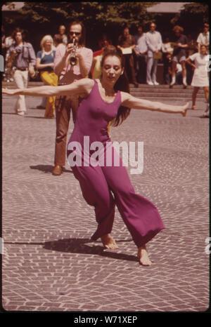 L'APPORTE D'AOÛT AUG JOURS À LA PLACE DE LA FONTAINE. Jours d'AOÛT EST UN MOIS DE FESTIVAL DES ARTS PRÉSENTÉS À, POUR, ET PARFOIS PAR, LES GENS. MARILYN WOODS, DIRECTEUR DE LA FÊTE DE GROUPE DE NEW YORK, DES DANSES SUR LA PLACE Banque D'Images