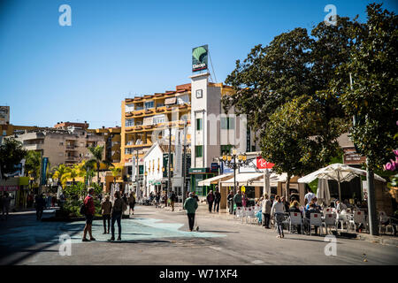 10 novembre 2017 - TORREMOLINOS, ESPAGNE. Les gens qui marchent sur l'Avenue Palma de Mallorca, dans le centre de Torremolinos. Banque D'Images