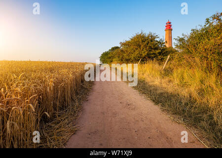 Le phare (Fluegge Flügge allemand) par une chaude journée d'été sur l'île allemande Fehmarn.. Il a été construit de 1914 à 1915. Banque D'Images