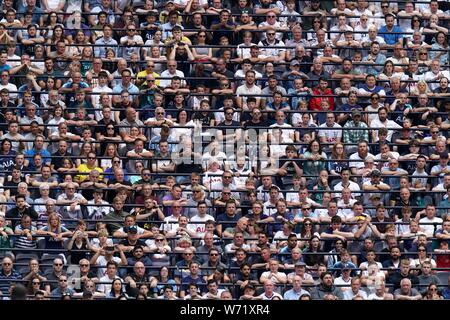 Surveiller l'action des fans depuis les tribunes au cours de l'International Champions Cup Match à Tottenham Hotspur Stadium, Londres. Banque D'Images