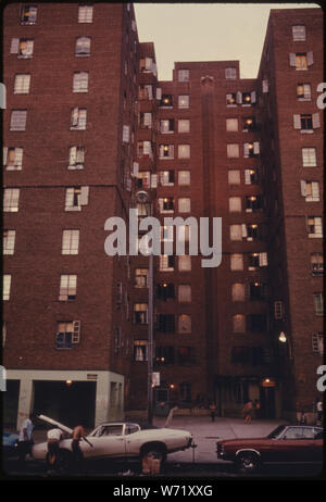 AVENUE DU PROJET SUR LE LOGEMENT DANS LE LOWER EAST SIDE DE MANHATTAN À NEW YORK CITY. La ville aujourd'hui EST UNE CONTRADICTION ABSOLUE POUR LE COURANT PRINCIPAL NORD DE STATIONS D'AUTOROUTES, DE CENTRES COMMERCIAUX ET DE MAISONS D'APPAREIL. Il est peuplé par les Noirs, les Latins ET LES PAUVRES BLANCS. Certains DES MEILLEURS ARCHITECTURE AMÉRICAINE survit dans ses pires quartiers, SEULEMENT PARCE QU'IL N'A PAS ÉTÉ DÉMOLI Banque D'Images