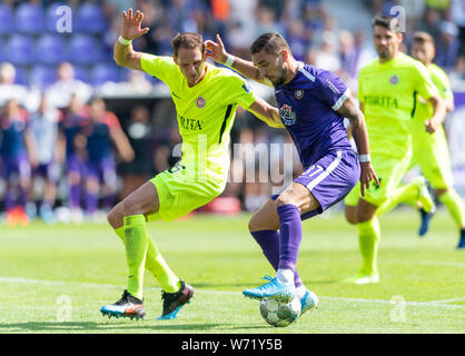 Aue, l'Allemagne. Le 04 août, 2019. Soccer : 2ème Bundesliga, Erzgebirge Aue --SV Wiesbaden, 2e journée, dans le Sparkassen-Erzgebirgsstadion. Uae Pascal Testroet (r) contre l'Benedikt Röcker Wiesbaden. Crédit : Robert Michael/dpa-Zentralbild/DPA - NOTE IMPORTANTE : en conformité avec les exigences de la DFL Deutsche Fußball Liga ou la DFB Deutscher Fußball-Bund, il est interdit d'utiliser ou avoir utilisé des photographies prises dans le stade et/ou la correspondance dans la séquence sous forme d'images et/ou vidéo-comme des séquences de photos./dpa/Alamy Live News Banque D'Images