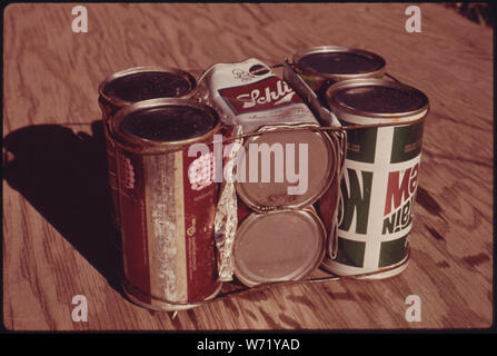 Composante de base du logement expérimental EN COURS DE CONSTRUCTION EN ACIER VIDE DE BIÈRE ET LES canettes de boisson PRÈS DE TAOS, NOUVEAU MEXIQUE ; Portée et contenu : LA COMPOSANTE DE BASE DU LOGEMENT EXPÉRIMENTAL EN COURS DE CONSTRUCTION EN ACIER VIDE DE BIÈRE ET LES canettes de boisson PRÈS DE TAOS, NOUVEAU MEXIQUE. Un total de huit boîtes pesant 14 onces sont câblés ENSEMBLE ET PLACÉS DANS LE MORTIER À L'EXTÉRIEUR DES MURS À UN COÛT DE 15 cents par unité. SIX BOÎTES sont évidentes dans l'image. Les deux autres boîtes ont été aplaties et placé ENTRE LA VERTICALE ET HORIZONTALE DES BIDONS POUR AGIR COMME coupe-FROID ET D'EMPÊCHER LE FLUX D'AIR PASSANT À TRAVERS LES MURS. Un MACHIN Banque D'Images