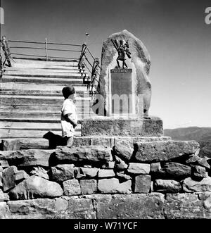 Jeune garçon regardant les Queen's Own Cameron Highlanders War Memorial de Kohima, pas plus de Lochaber, prises en 1959 Banque D'Images