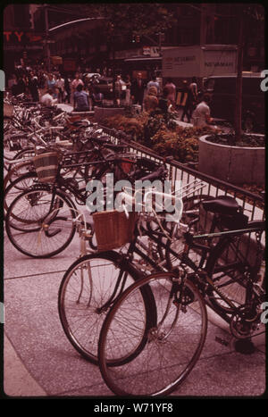 Supports à vélo à l'AVANT DU TEMPS-LIFE Building, 6e Avenue et 50E RUE Banque D'Images