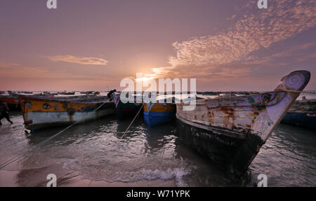 Les bateaux de pêche traditionnels sur la plage au coucher du soleil à Pamban près de Rameswaram, Tamil Nadu, Inde Banque D'Images