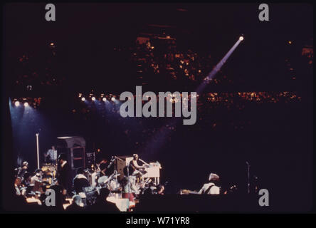 BLACK SOUL SINGER ISAAC HAYES ET SON GROUPE S'EFFECTUER À L'INTERNATIONAL AMPHITHEATRE À CHICAGO DANS LE CADRE DE L'Assemblée 'PUSH' EXPO NOIR À L'automne 1973. L'ÉVÉNEMENT ANNUEL MET EN VALEUR LE TALENT NOIR, les possibilités d'éducation, les étoiles, l'ART ET DES PRODUITS D'OFFRIR LES NOIRS AVEC UNE PRISE DE CONSCIENCE DE LEUR PATRIMOINE ET DE CAPACITÉS ET DE LES AIDER, D'AVOIR UNE VIE MEILLEURE Banque D'Images