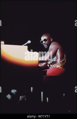 BLACK SOUL SINGER ISAAC HAYES SE PRODUIT À L'INTERNATIONAL AMPHITHEATRE À CHICAGO DANS LE CADRE DE L'Assemblée 'PUSH' EXPO NOIR À L'automne 1973. L'ÉVÉNEMENT ANNUEL MET EN VALEUR LE TALENT DES POSSIBILITÉS ÉDUCATIVES, étoile, l'ART ET DES PRODUITS D'OFFRIR LES NOIRS AVEC UNE PRISE DE CONSCIENCE DE LEUR PATRIMOINE ET DES CAPACITÉS, ET LES AIDER VERS UNE VIE MEILLEURE Banque D'Images