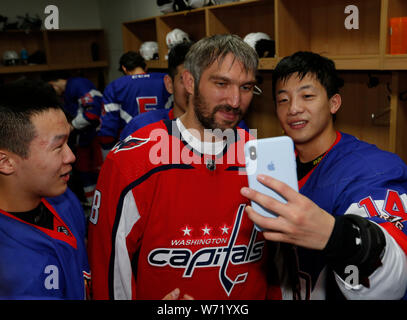 Beijing, Chine. 4e août 2019. Les Capitals de Washington Alex Ovechkin player' (C) de la Ligue nationale de hockey selfies pose pour une photo avec un joueur de ORG HC de Beijing au cours de sa visite en Chine à Beijing, capitale de Chine, le 4 août 2019. Credit : Meng Yongmin/Xinhua/Alamy Live News Banque D'Images