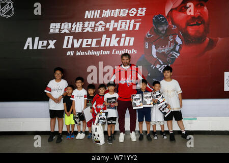 Beijing, Chine. 4e août 2019. Les Capitals de Washington Alex Ovechkin player' (4e R) de la Ligue nationale de hockey pose avec les jeunes fans au cours de sa visite en Chine à Beijing, capitale de Chine, le 4 août 2019. Credit : Meng Yongmin/Xinhua/Alamy Live News Banque D'Images