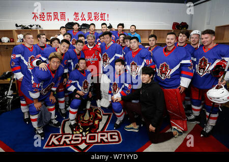 Beijing, Chine. 4e août 2019. Les Capitals de Washington Alex Ovechkin player' (C) de la Ligue nationale de hockey ne pose pour des photos avec les joueurs de ORG HC de Beijing au cours de sa visite en Chine à Beijing, capitale de Chine, le 4 août 2019. Credit : Meng Yongmin/Xinhua/Alamy Live News Banque D'Images