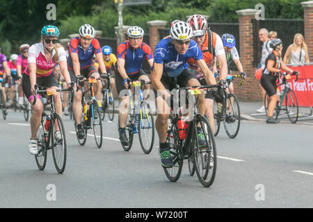 Wimbledon Londres, Royaume-Uni. 4 août 2019. Des centaines de cyclistes grimper Wimbledon Hill road car ils prennent part à la Prudential ride London-Surrey 100 classic course à bicyclette qui starts​ au Queen Elizabeth Olympic Park et se termine au centre commercial. Crédit photo : amer ghazzal/Alamy Live News Banque D'Images