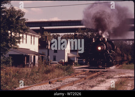 BOSTON MILLS ROAD À BOSTON MILLS, OHIO, PRÈS DE CLEVELAND EST VU PAR LES PASSAGERS DU WEEK-END LIGNE CUYAHOGA VALLEY TRAIN À VAPEUR. Le bâtiment BLANC AU PREMIER PLAN À GAUCHE était autrefois un magasin occupé UNE FOIS DANS L'animation de l'OHIO-ERIE CANAL VILLE. Le CANAL ET LA RIVIÈRE CUYAHOGA SONT SITUÉS DERRIÈRE LE MAGASIN INTERSTATE ROAD I-271 traverse la Cuyahoga Valley National Recreation Area ENTRE AKRON ET CLEVELAND Banque D'Images