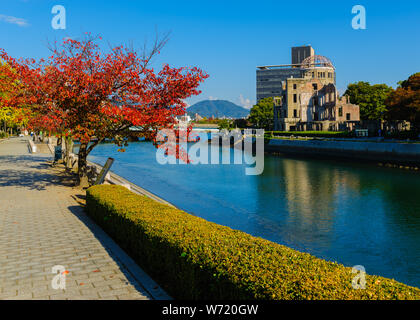 Toucher visite de Hiroshima Peace Park bien sjows tragédie des victimes ont subi d'armes nucléaires (Hibakusaha), Japon Novembre 2018 Banque D'Images